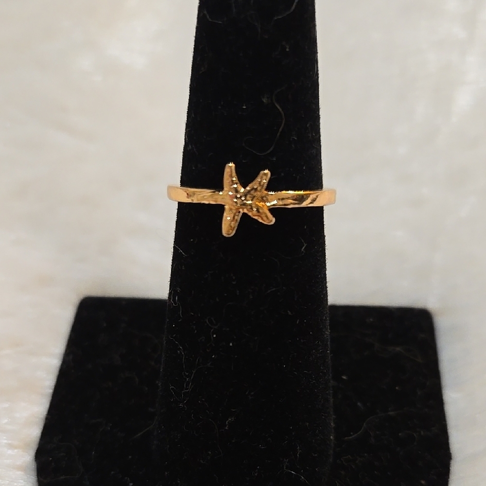 Minimalist Gold Starfish Ring.Size 5.5.